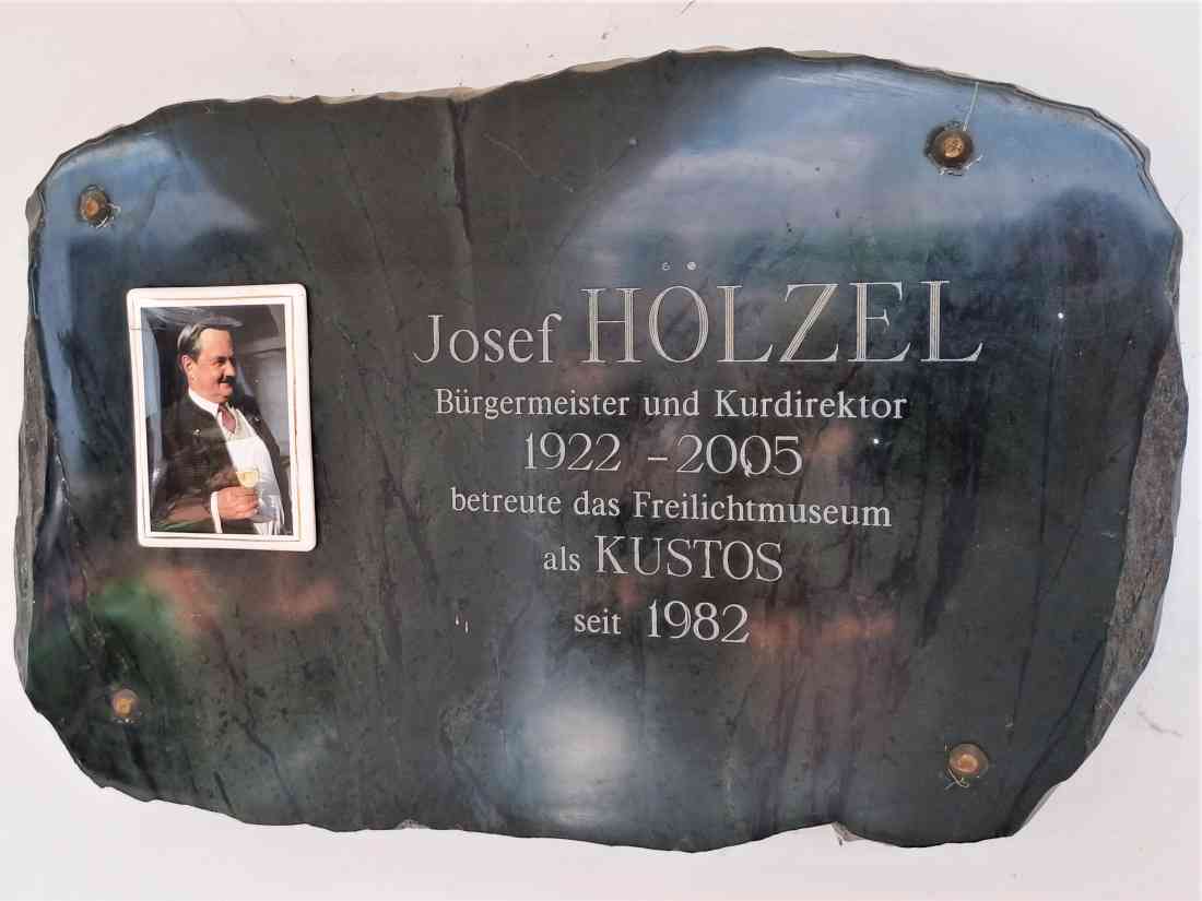 Erinnerungstafel an Josef Hölzel (*1922/+2005) im Freilichtmuseum