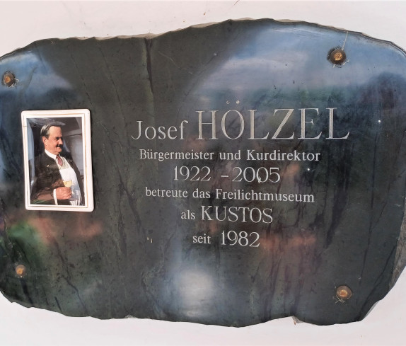 Erinnerungstafel an Josef Hölzel (*1922/+2005) im Freilichtmuseum