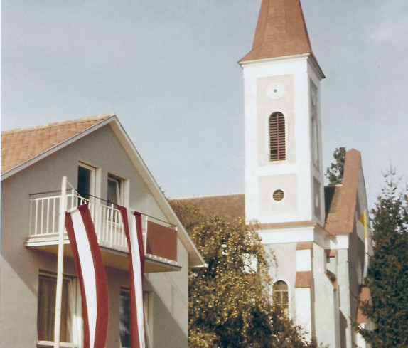 Einweihung Volksschule, rechts rk. Kirche