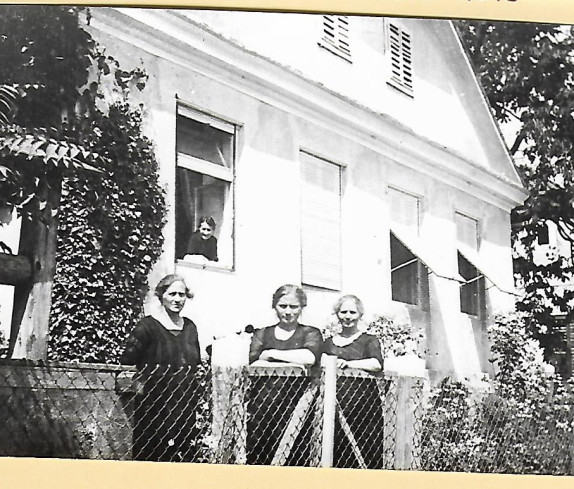 Tribl Haus, 1929, Emma, Katharina (Mutter), Elisabeth, Maria Tribl