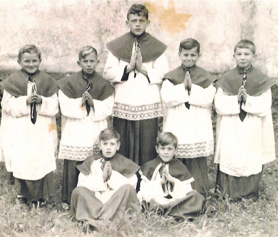 Ministranten vor der alten röm. kath. Pfarrkirche
