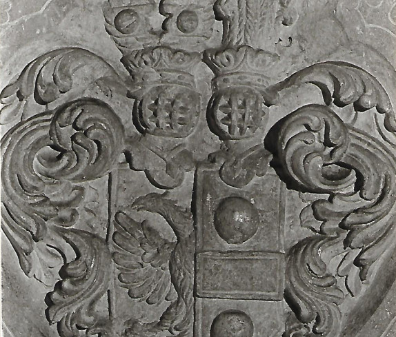 Filialkirche St. Anna in Jormannsdorf: Wappengrabstein (Ausschnitt) des Balthasar Christoph von Samitz