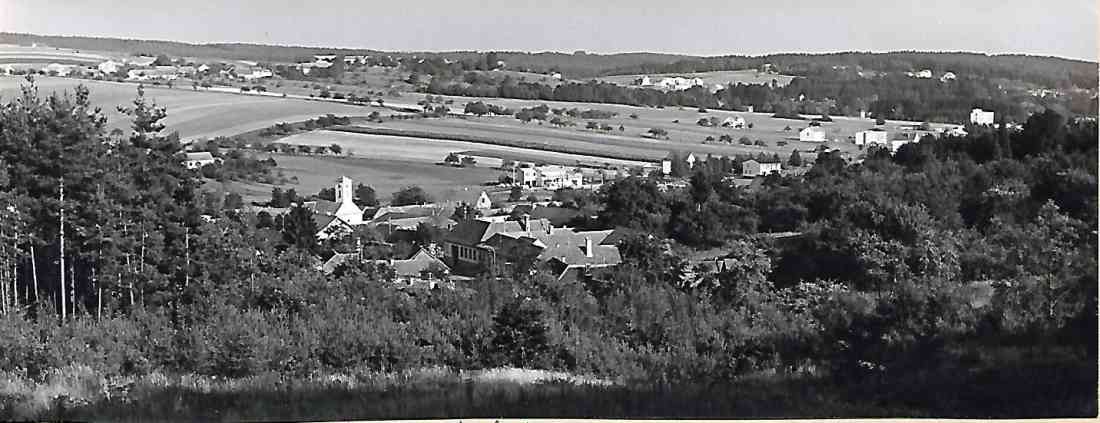 Blick auf Jormannsdorf, Straßendorf an der alten Straße Mariasdorf-Bad Tatzmannsdorf